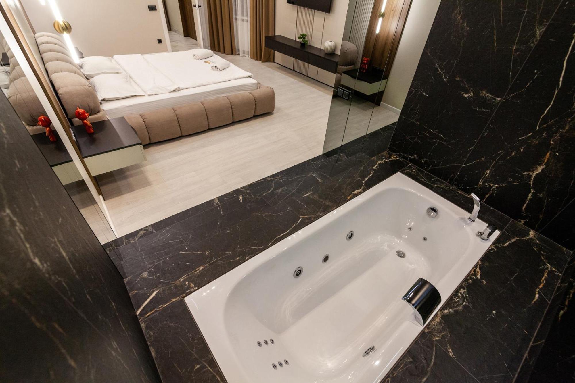 Leogrand Jacuzzi On Malaniuka 2 Daire Lviv Dış mekan fotoğraf